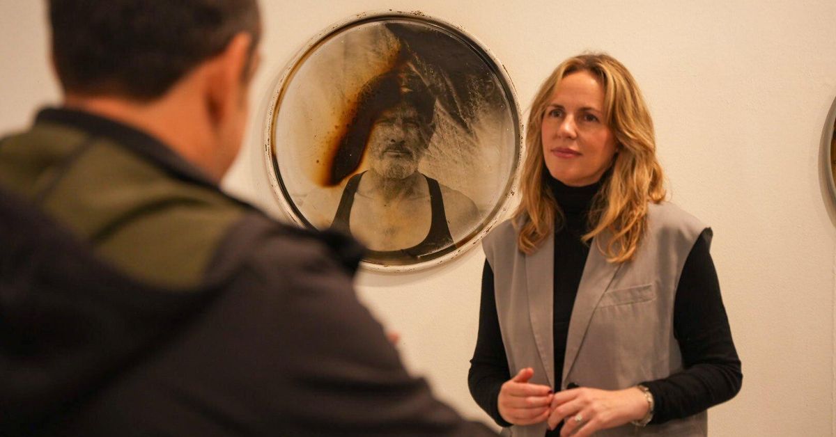 Óscar Cárdenas lleva sus retratos portuarios a la Sala Rivadavia de Cádiz