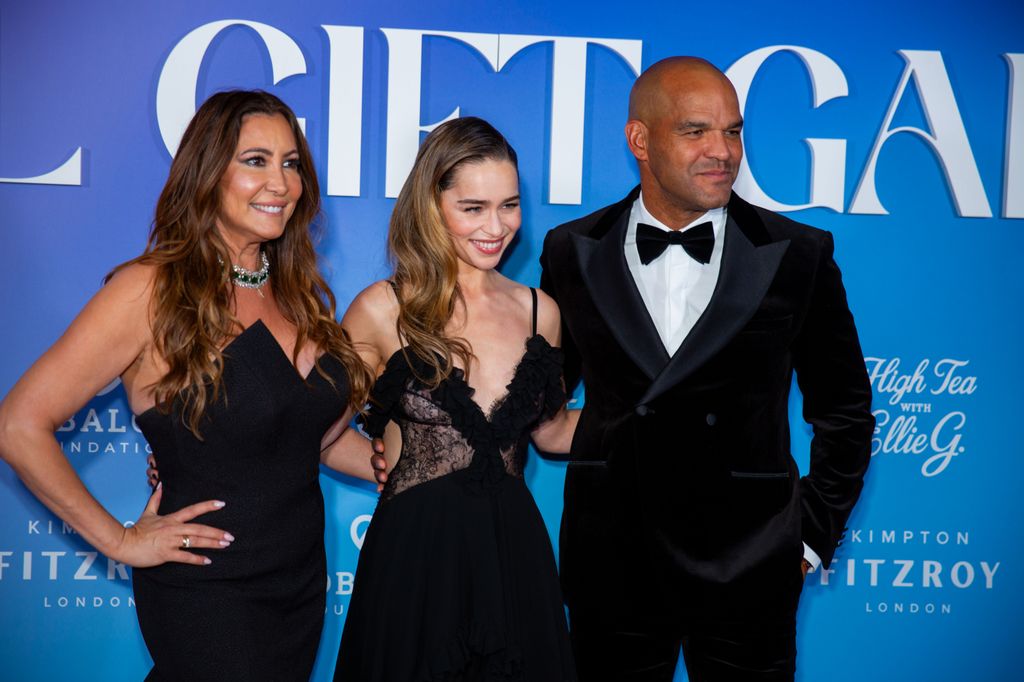 Emilia Clarke, Amaury Nolasco y María Bravo