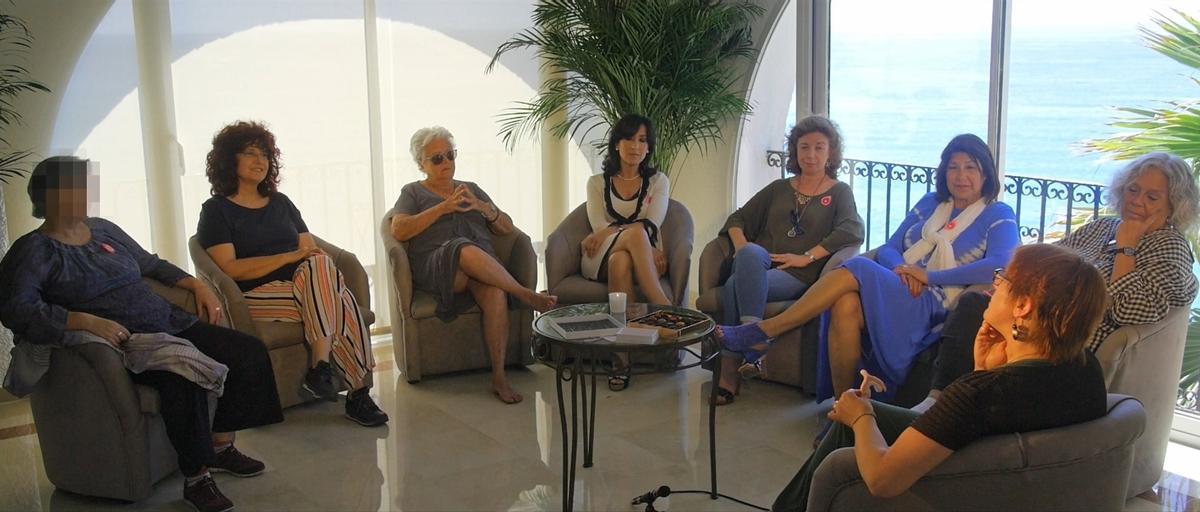 Las siete protagonistas con la terapeuta, en un momento del documental