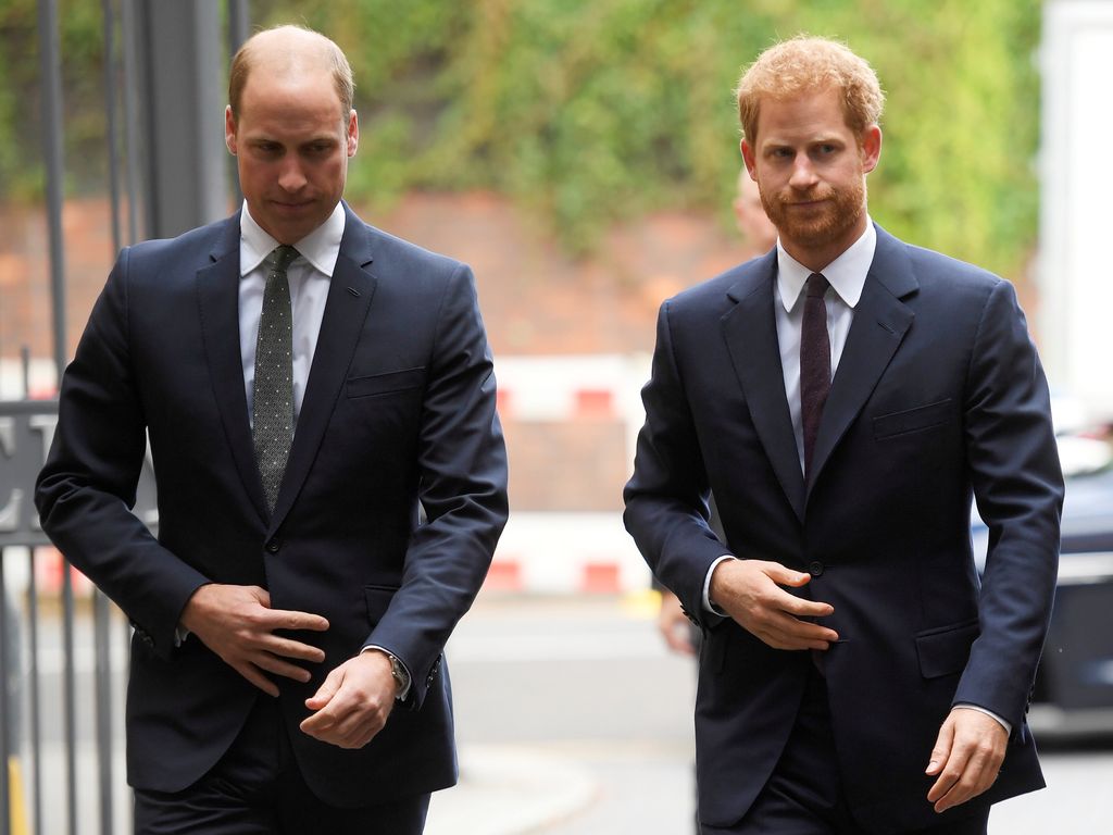 Plano medio de los príncipes Guillermo y Harry llegando a visitar la comunidad Support4Grenfell 