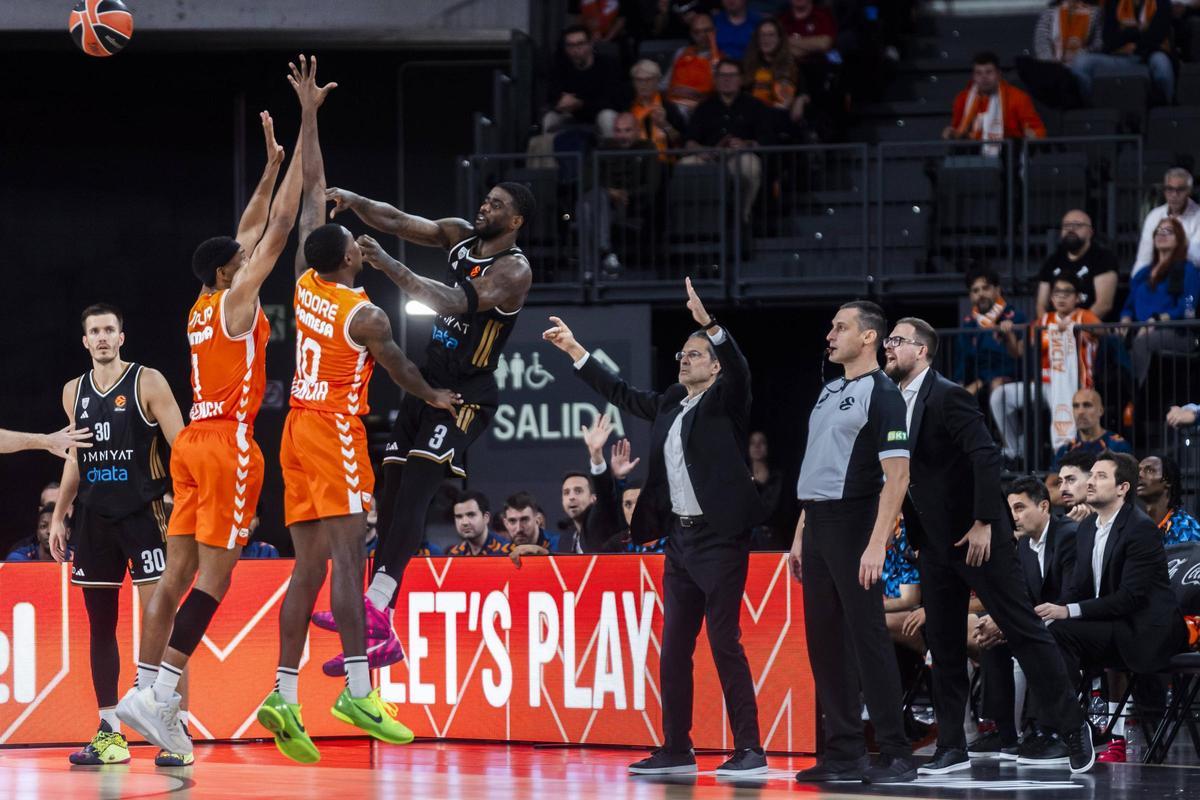 Tensión en una acción defensiva en el último duelo ante el Dubai en el Roig Arena.