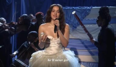 Rosalía aparece con el que iba a ser su vestido de novia en el show de Jimmy Fallon