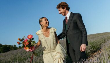 Alejandra, la novia que decoró su boda con ayuda de sus amigos y llevó un sencillo vestido bordado