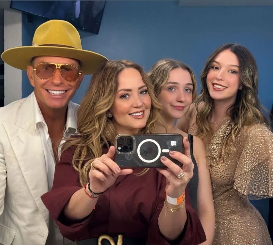 Andrea Legarreta y Erik Rubín con sus hijas