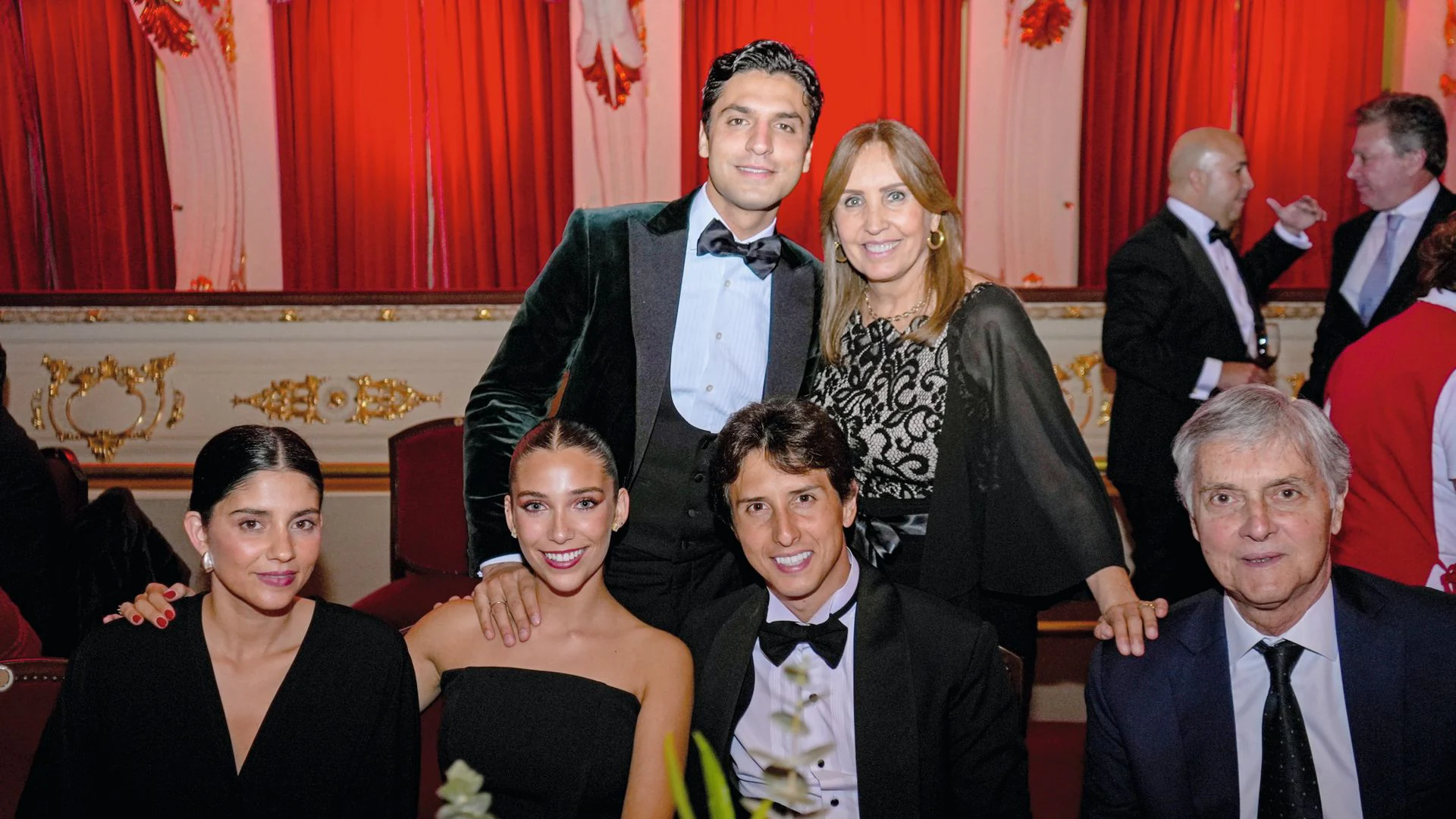 La pareja con los padres del torero, Mercedes y Fernando, y sus amigos María García de Jaime y Tomás Páramo. 