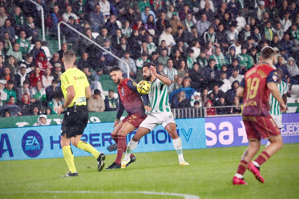 Rubén Alves y Zakaria forcejean por el esférico en el Córdoba CF-Deportivo.