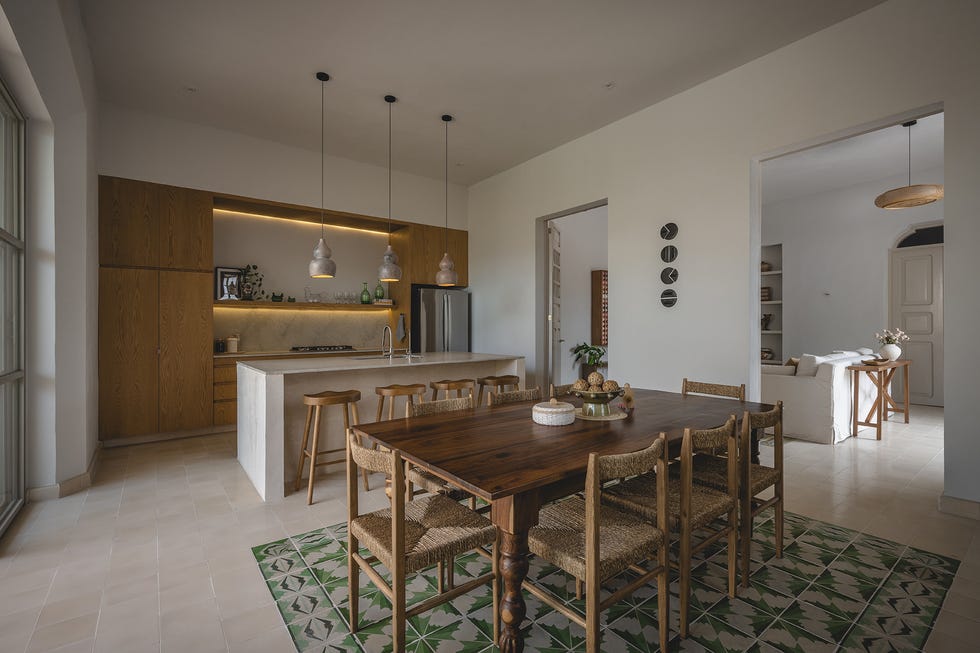 nada hace pensar que tras una sencilla fachada se encuentra una casa de mediados del siglo pasado, reformada, con patio y piscina