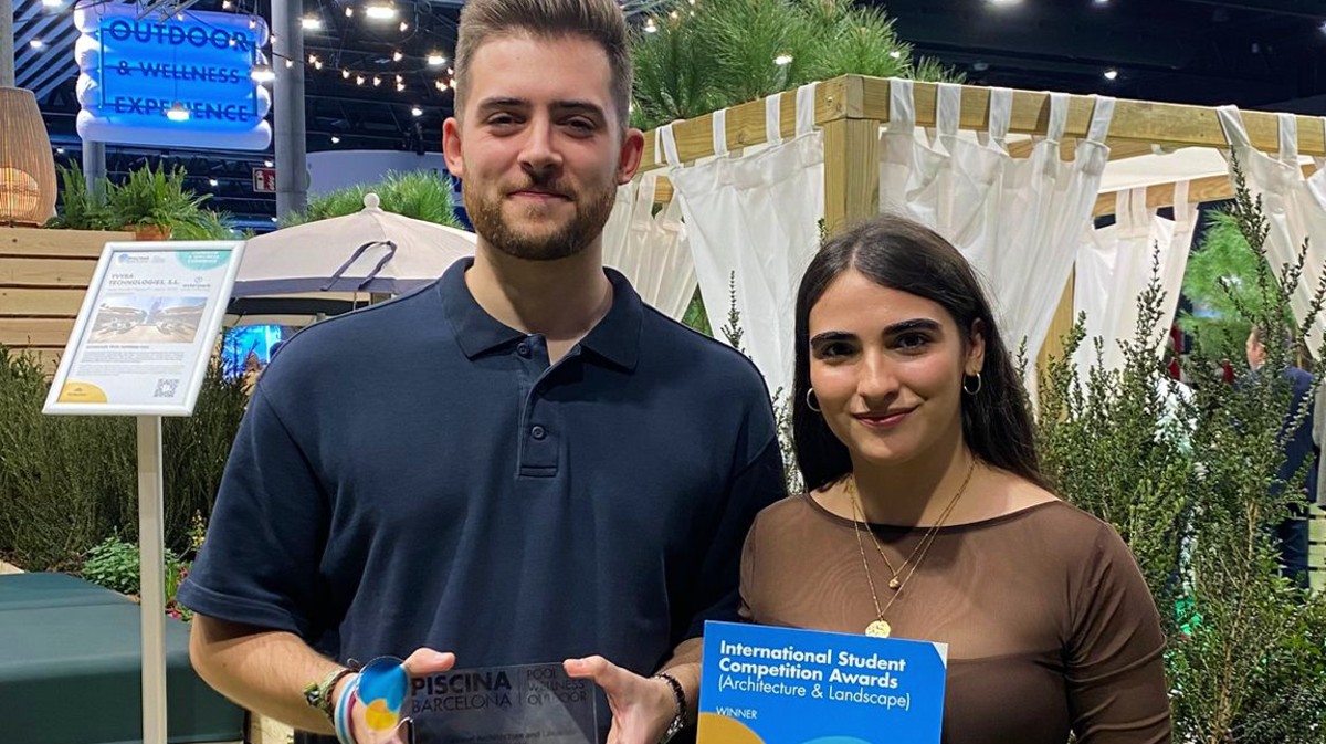 Martín Vasco y Lara Jiménez reciben un premio arquitectónico en Barcelona.