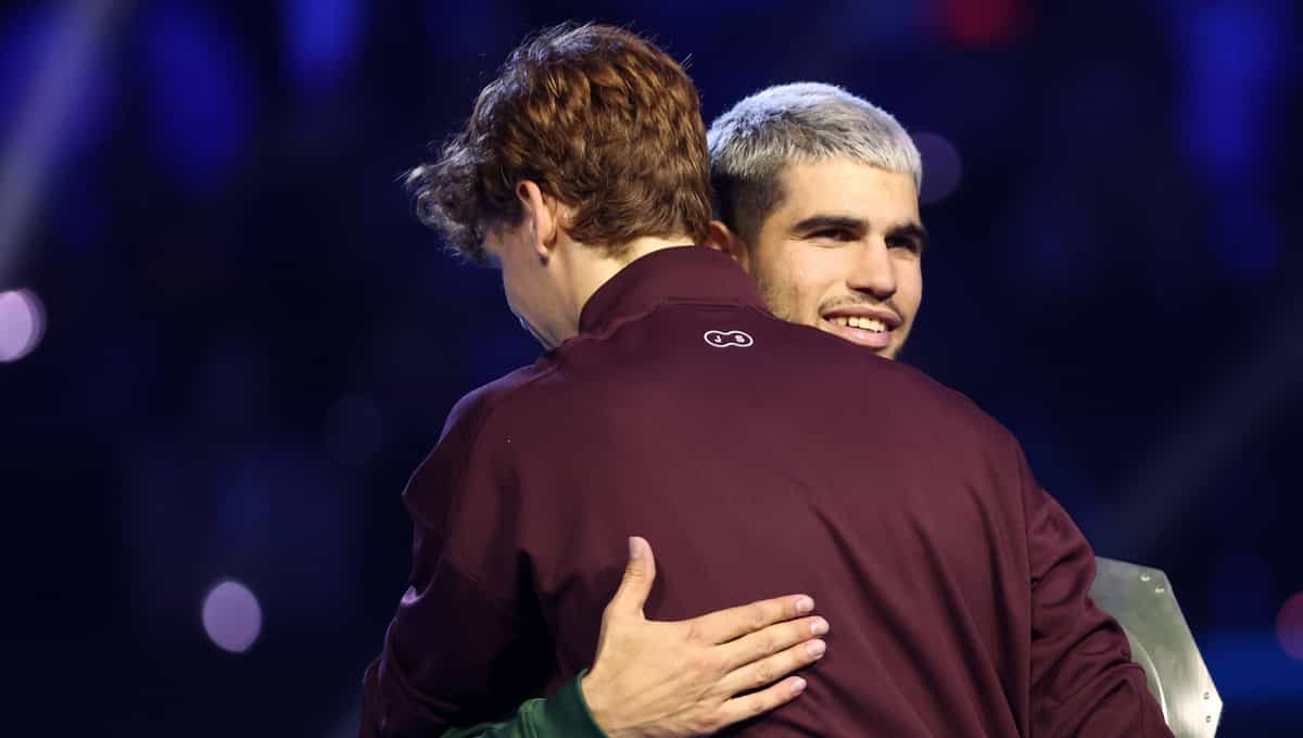 Carlos Alcaraz se impone a Sinner en otra peculiar batalla