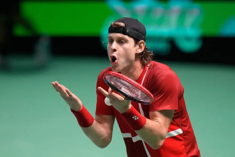 La frustración de Zizou Bergs durante su caída ante Flavio Cobolli; el belga llegó a contar con siete match points.