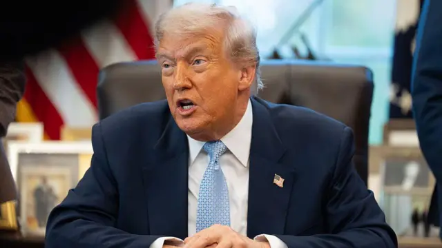 El presidente Donald Trump firmó una ley que libera los denominados archivos Epstein. 