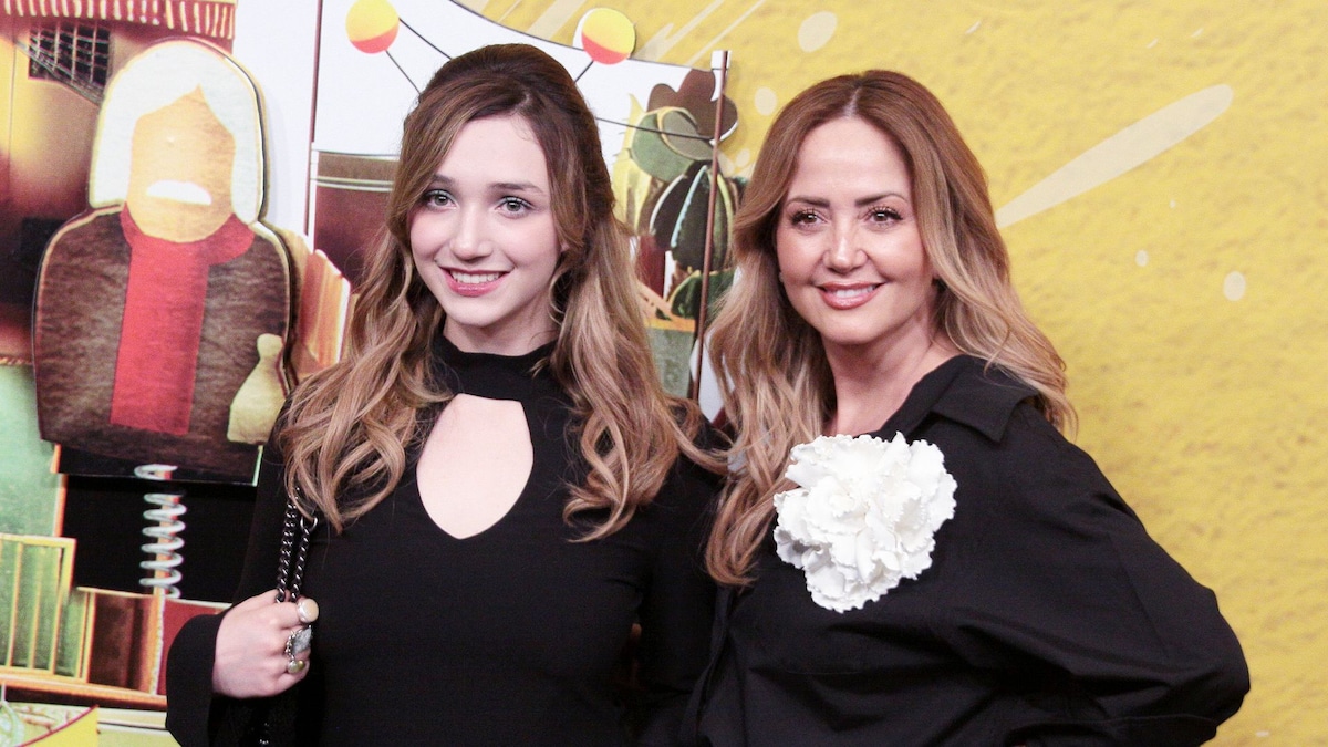 Nina Rubín hace sus pininos como tatuadora en la piel de sus papás