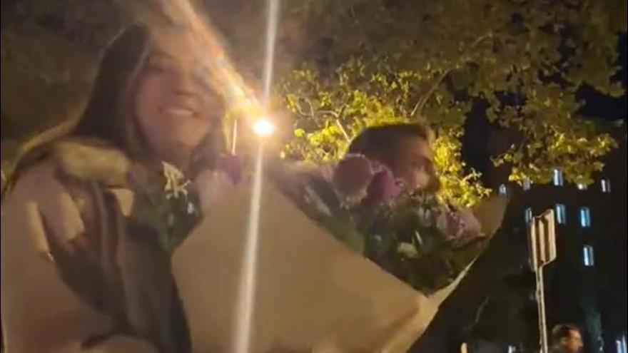 Una pareja se graba un vídeo en la calle y Messi aparece por detrás inesperadamente