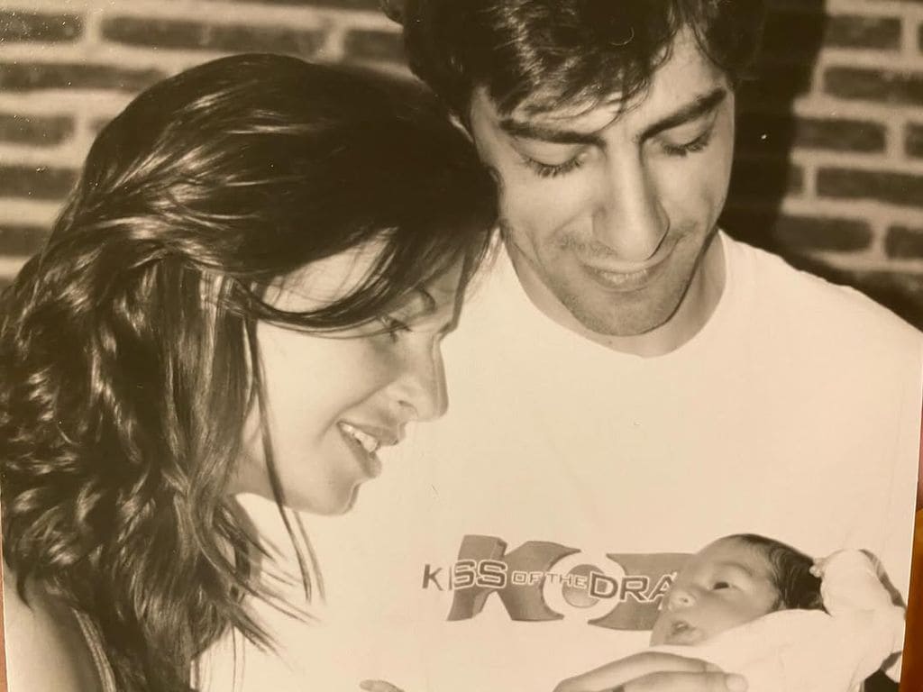 Nuria Roca y Juan del Val con su hijo Juan recién nacido