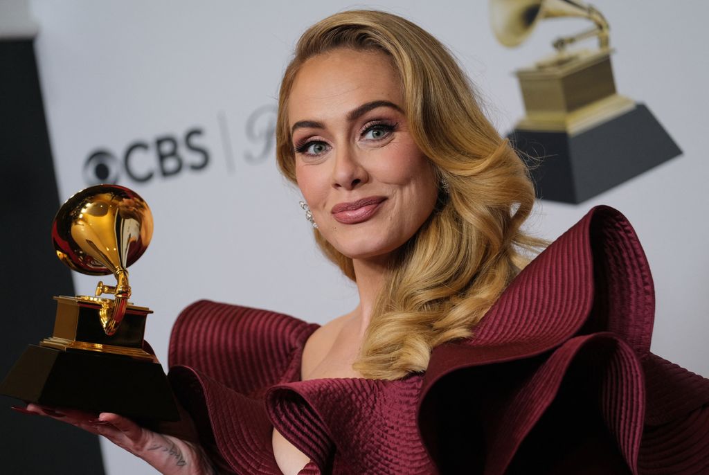 Adele posa con el Grammy a Mejor Interpretación Pop Solista por "Easy on Me"