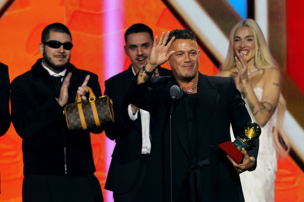 Alejandro Sanz, sobre el escenario de los Grammy Latino 2025 al recoger uno de sus premios