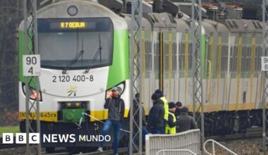 Polonia califica de "sabotaje sin precedentes" la explosión en una vía de tren que comunica el país con Ucrania