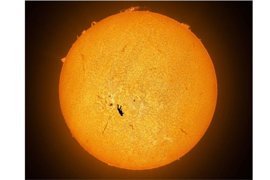 Un paracaidista “atraviesa” el Sol en una toma única.