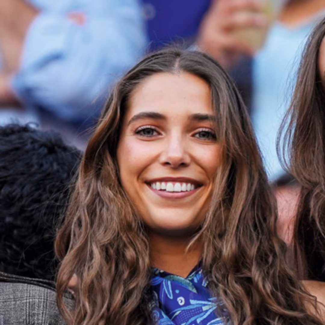 Su novia, Marina Díaz, muy sonriente, fue testigo del histórico momento