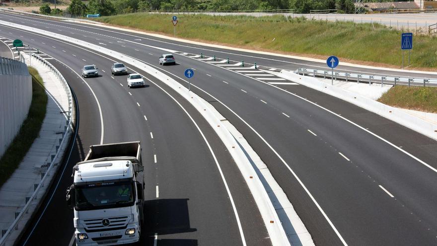 ¿Cuándo te pueden multar por circular por el carril izquierdo en una autopista?