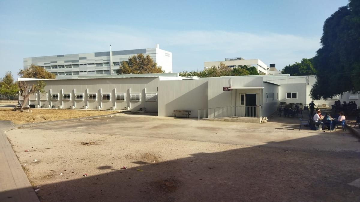 Escuela Superior de Arte Dramático y Danza de València, junto a los barracones que la acompañan.