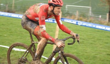 El barro se sumó al espectáculo de ciclocross en Elgoibar