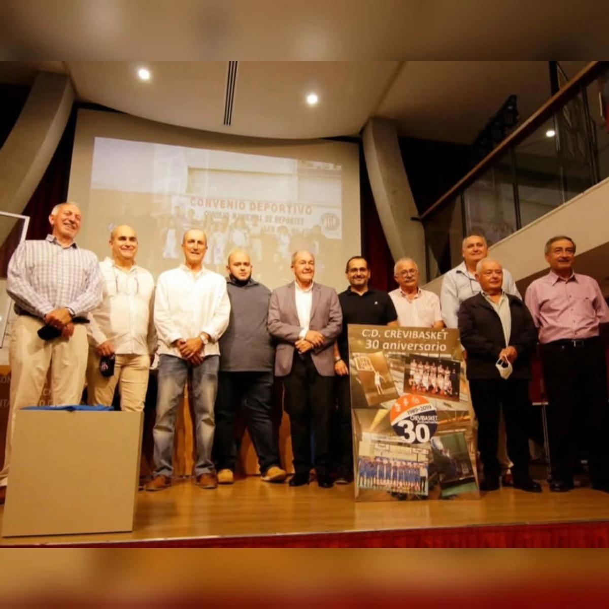 Presentación del libro del 30 aniversario del Crevibasket, Ignacio Pastor (con chaqueta gris y camisa blanca), rodeado de directivos de su época y de la actualidad