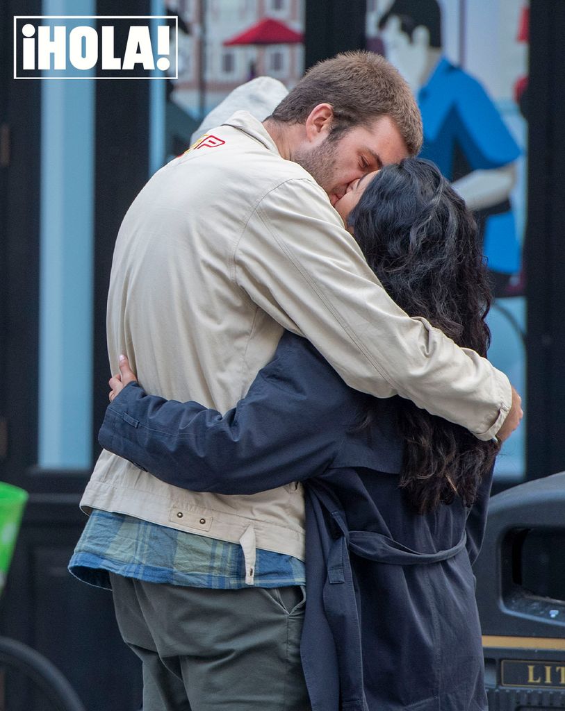 Juan Urdangarin, besando a su pareja, Sophia Khan