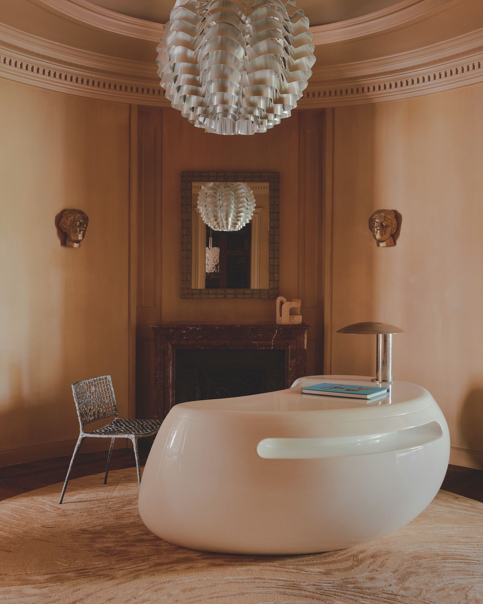 Despacho retrofuturista en tonos salmón de Hugo Toro