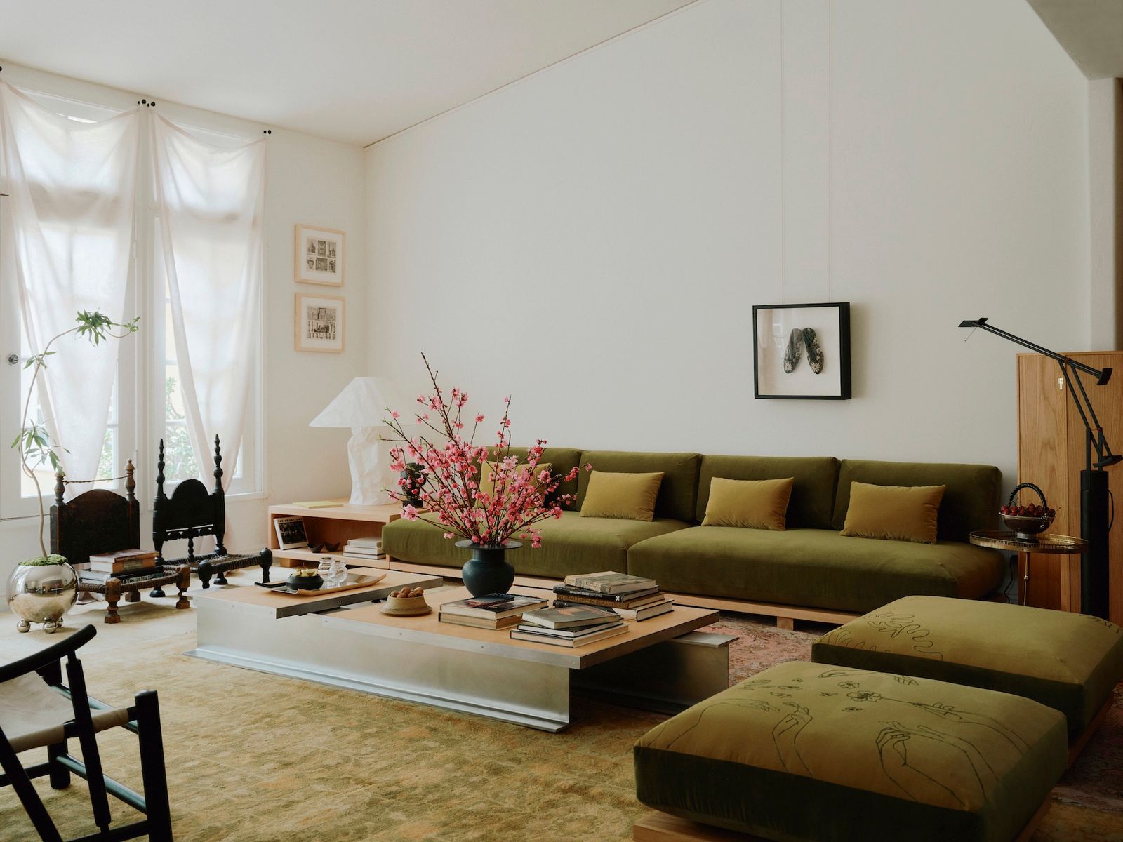 Salón con sof verde y otomanas