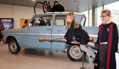 Último día para gozar del coche de Harry Potter y acabarlo con un concierto de muertos vivientes - La Voz de Galicia