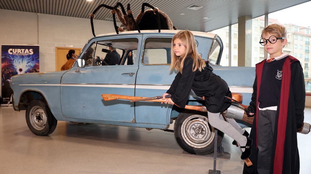 Último día para gozar del coche de Harry Potter y acabarlo con un concierto de muertos vivientes - La Voz de Galicia