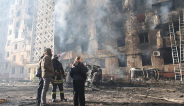 Un bombardeo ruso mata a 19 ucranianos, mientras Zelenski aterriza en Turquía para hablar de paz