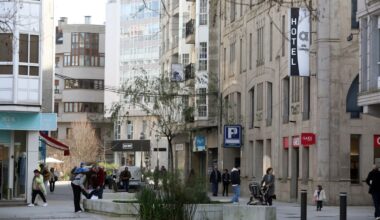 Una joven sufre un profundo corte causado por un cuchillo en un céntrico hotel vilagarciano