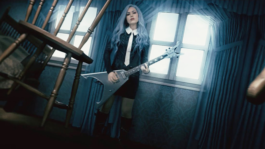 Alissa White-Gluz rompe con Arch Enemy y debuta en solitario con 'The Room Where She Died'