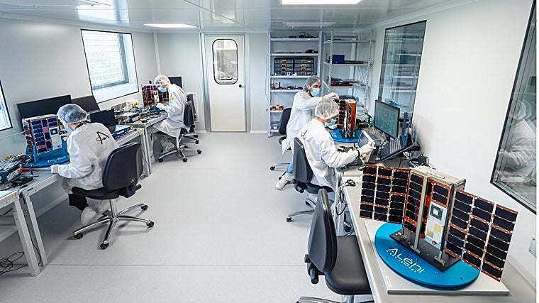 Alén Space nació de la Universidad de Vigo. Está especializada en el diseño, fabricación y comercialización de pequeños satélites, como los de la imagen