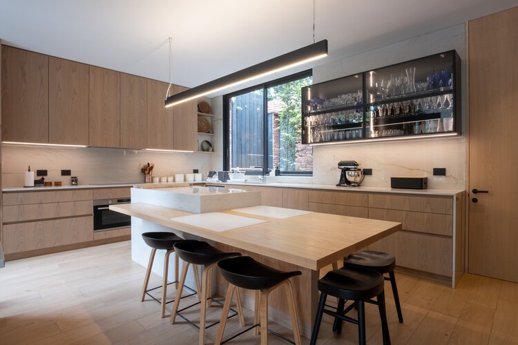 Casa Masa y Luz / Estudio i - Fotografía interior, Cocina, Encimera, Madera, Iluminación, Mesas, Sillas