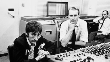 George Martin junto a John