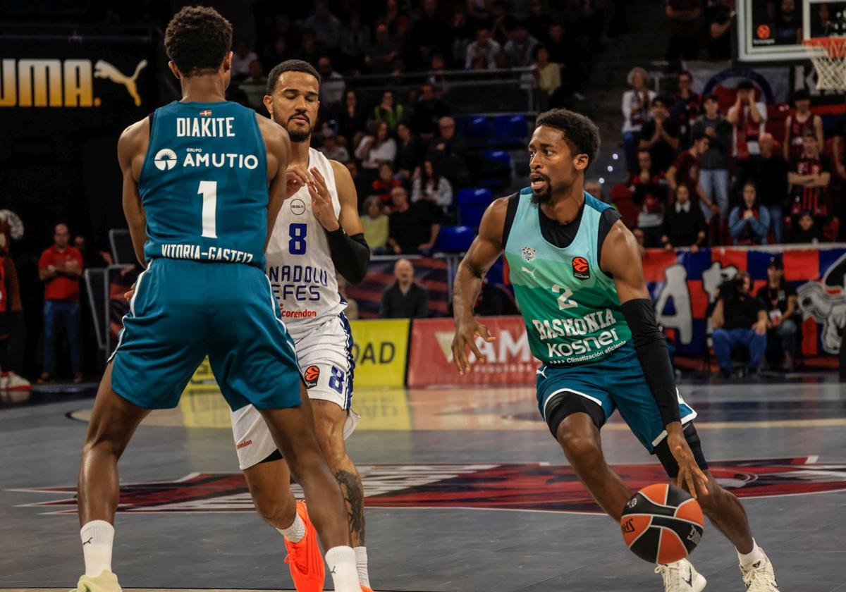 Un Baskonia al fin brillante suelta lastre