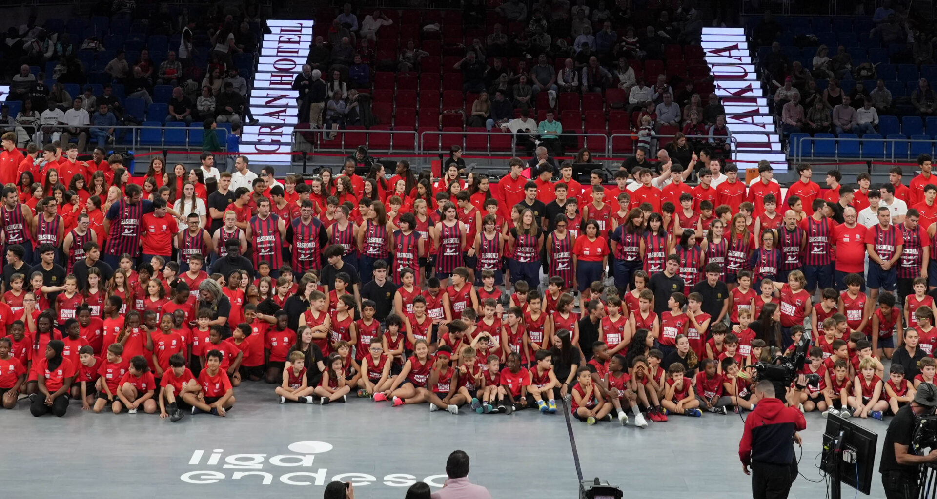 La gran familia del Baskonia se presenta en el Buesa Arena