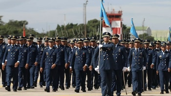 Los hombres de azul pizarra,