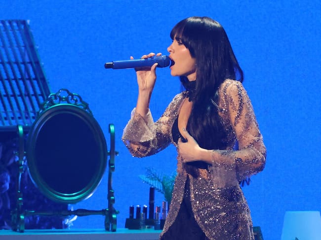 La cantante española Aitana actúa en la ceremonia de los Latin Grammy.