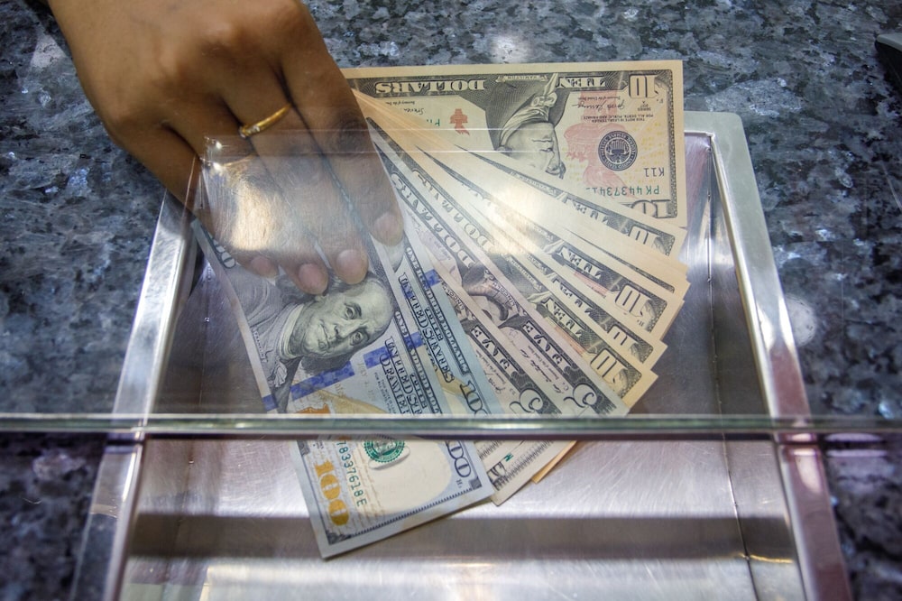 El dólar estadounidense retrocede frente a varias monedas latinoamericanas, tras señales de enfriamiento en el mercado laboral y la falta de datos oficiales por el cierre del Gobierno.