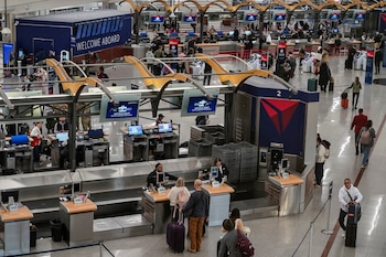 Miles de pasajeros sufren cancelaciones