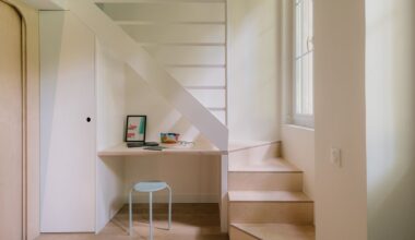 Vivir en 14 m2 sin renunciar a nada (y con la escalera metálica que querrás en casa): “Es el elemento arquitectónico que realza la luz y la altura y optimiza el almacenaje y el espacio"