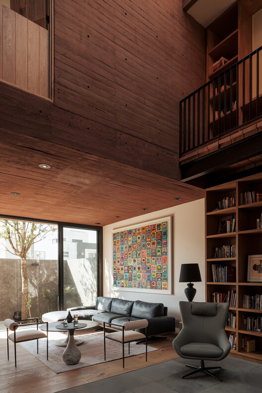 Casa de una Escritora / em-estudio - Fotografía interior, Sala de estar, Madera, Mesas, Sillas