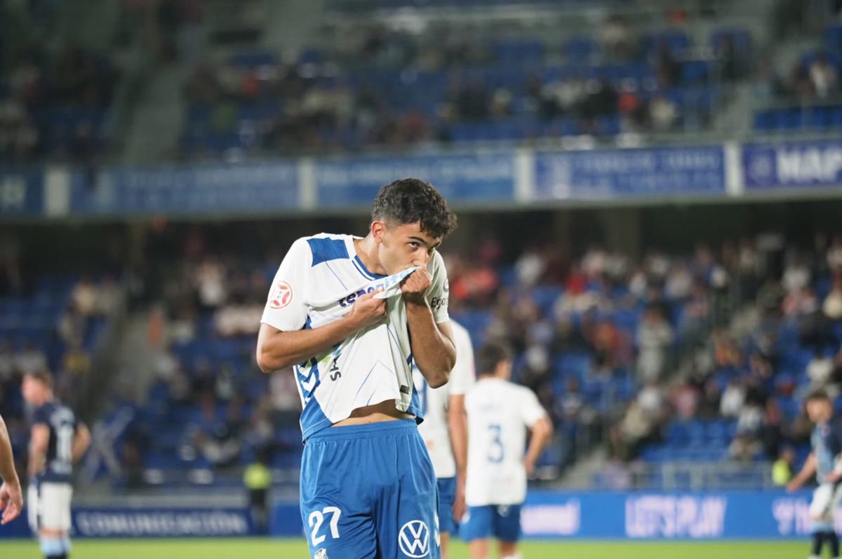 El CD Tenerife aplasta al Celta Fortuna (4-0) en su mejor partido del curso