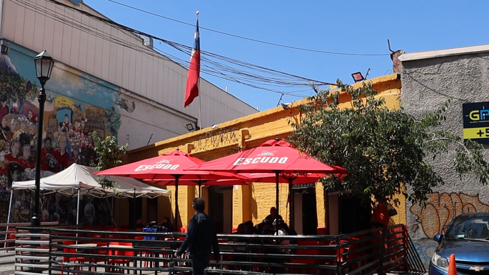 Vista general del restaurante 'La Piojera', un lugar emblemático del centro de Santiago, que atraviesa una caída de sus ventas por el alza de la delincuencia en la zona.