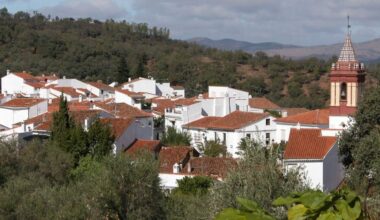 El pueblo de Huelva que alberga un museo de pintura contemporánea y otro de artesanía pastoril en un entorno idílico