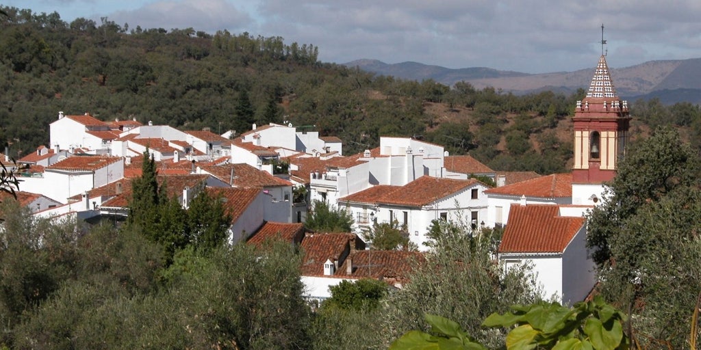 El pueblo de Huelva que alberga un museo de pintura contemporánea y otro de artesanía pastoril en un entorno idílico